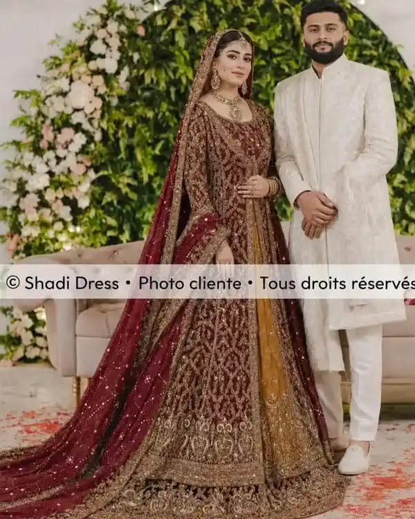 Couple de mariés, elle en lehenga bordeaux brodé et lui en sherwani blanche traditionnelle