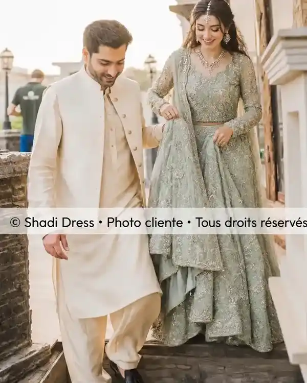 Mariée en tenue vert sauge brodée accompagnée du marié en sherwani ivoire