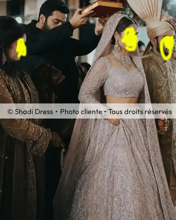 Mariée en lehenga argenté richement brodé avec dupatta assorti pendant une cérémonie de mariage