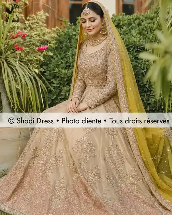 Mariée en lehenga beige doré brodé avec dupatta vert olive et bijoux traditionnels