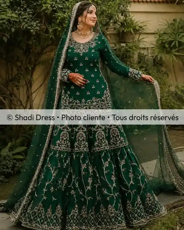 Mariée en tenue verte émeraude brodée avec dupatta assorti et détails argentés
